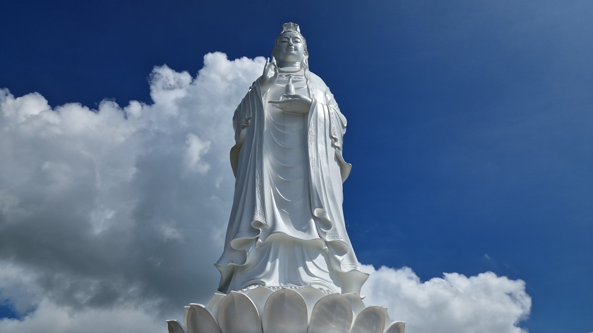 Socha Boddhisatvy při pagodě Linh Ung