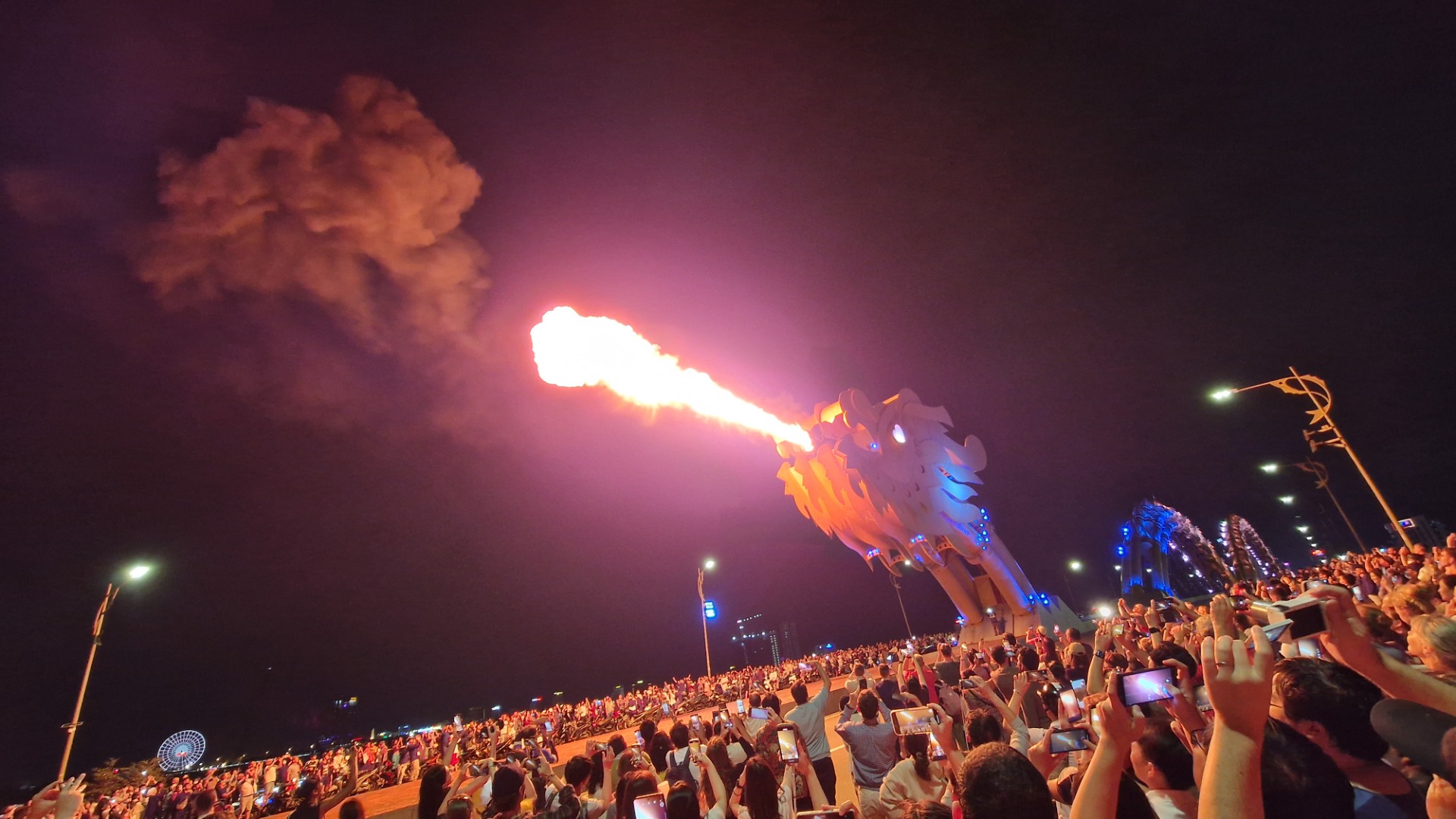 Dračí most plivající oheň